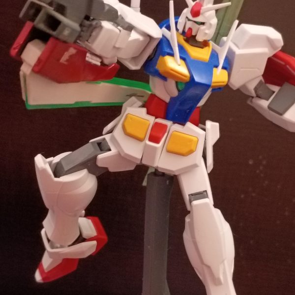 ネオジム磁石と少量のプラスチック板を使うことで、GNソード3を私の0ガンダムに取り付けることができた。（3枚目）