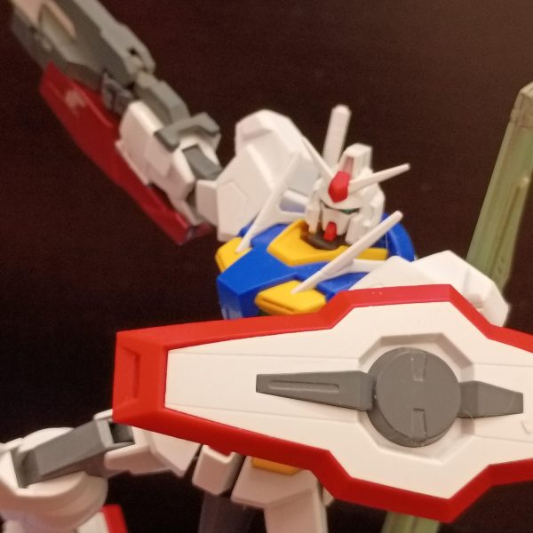 ネオジム磁石と少量のプラスチック板を使うことで、GNソード3を私の0ガンダムに取り付けることができた。（2枚目）