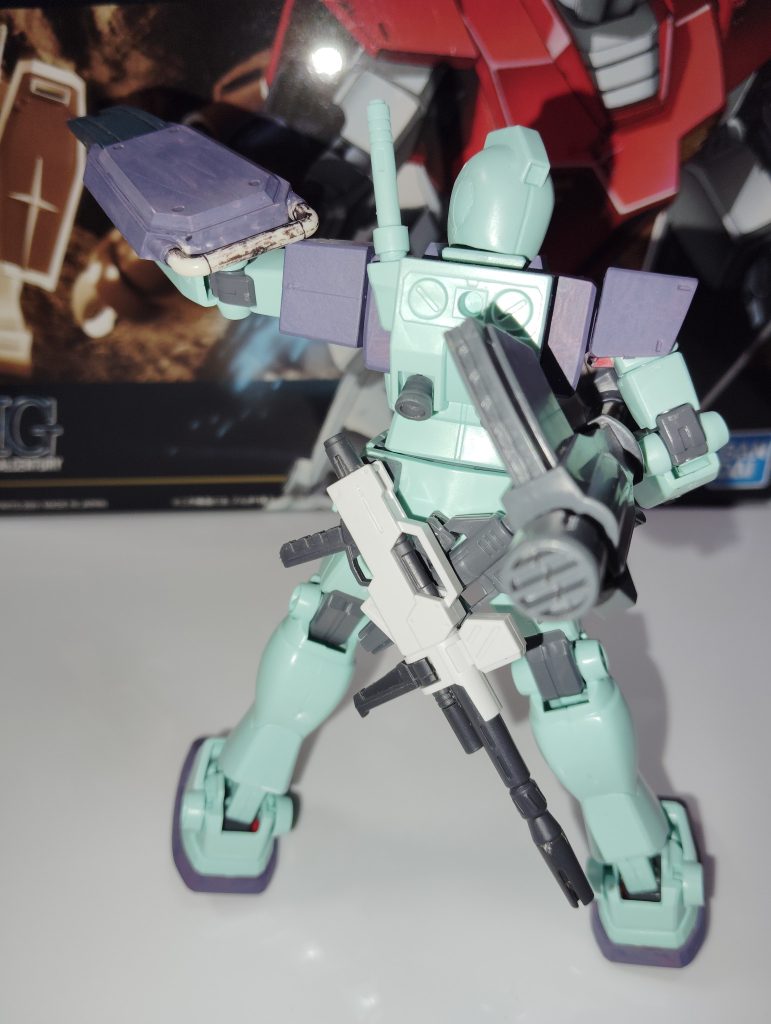 腰部にビームスプレーガン、陸戦ビームライフルを装備、一般ジムにしてはビーム兵器が多いので息切れは早い。