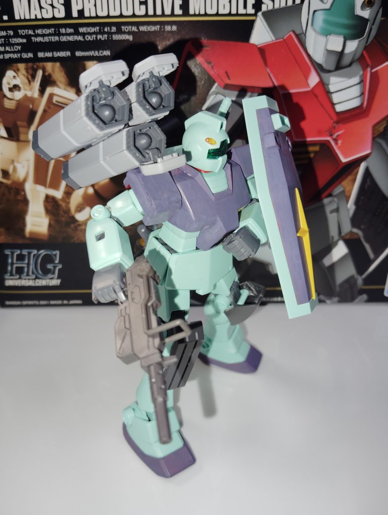 百マシが主兵装のジム、背中のMLRSは街を半壊させる威力があるらしい。主に後方で腕組んで砲撃する機体なのでジェネレーター出力も機動力には振ってない。