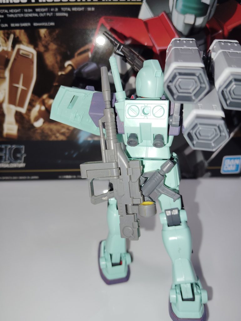 なんか強そうなビームライフル、ビームスプレーガンが装備されている。こんなビームライフルでもジムにとっちゃ必殺技、最後までとっておきたい。