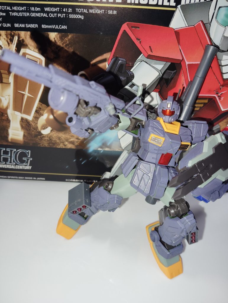 隊の機体のなかで一番目立つこのストライカー、専用ショットガンや脚部のミサイル、ストライカーシールドと、ケンプファーと似たようなことをする機体となります。なのでコンセプトはジムレイドと同じです。