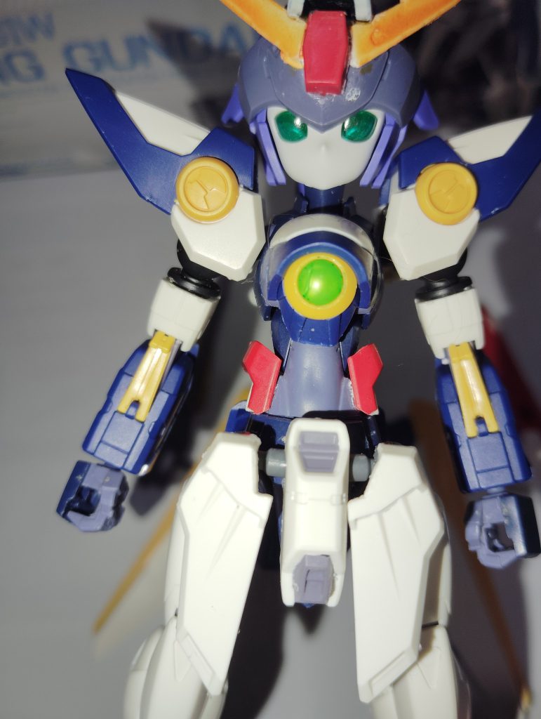 元の腰回りなど、かなり細身なのでウイングの装甲などでかさ増しして変な段差が出来ない様にしました。