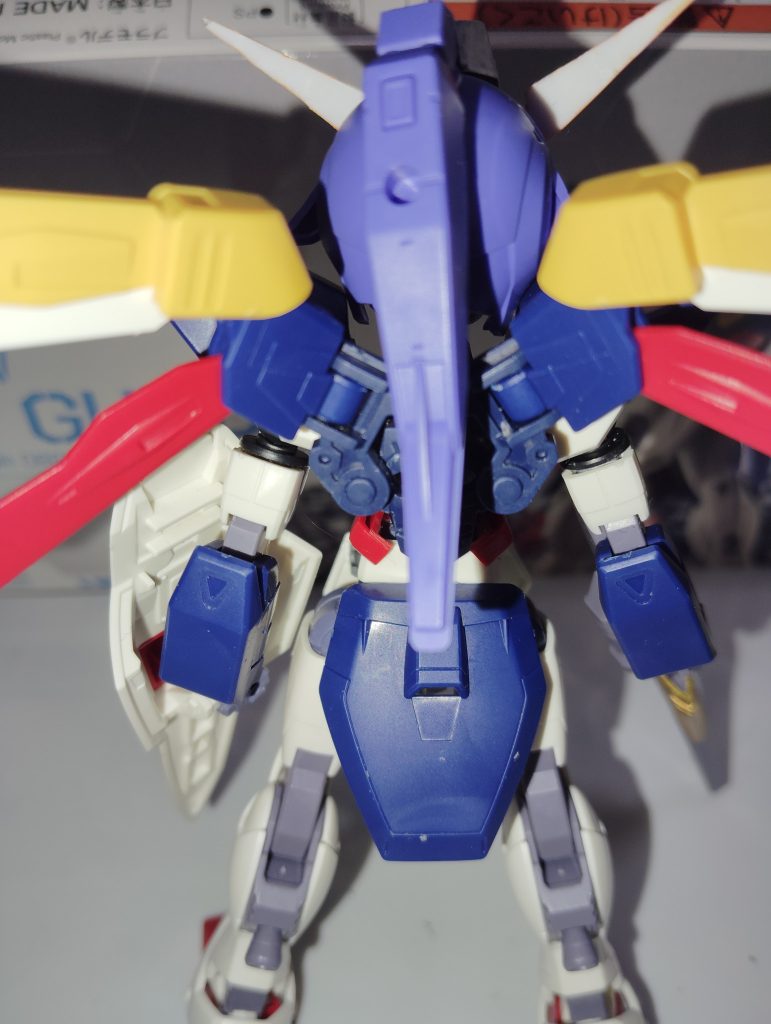 翼はもとより可動部を増やし自由なポージングが可能