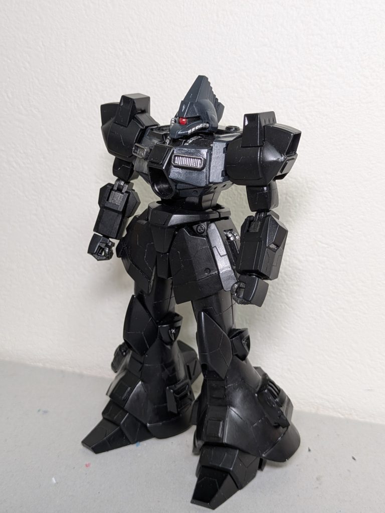 改造箇所①肩の内部が見えなくなる様にジャンクパーツを取り付けました。②ふくらはぎ部分をプラ版、パテでドッシリ感を持たせ、ジャンクパーツでそれっぽさを。③背面にスラスターを着け機動力アップを図りました。④後頭部の絶壁気になったので、トサカをプラ棒で延長。⑤上腕片方が神隠しに遭いました…😢アクションベースのジョイントがたまたまいい具合にハマったので、パテ盛りして良しとしました。😑なんとか間に合って良かった…😅