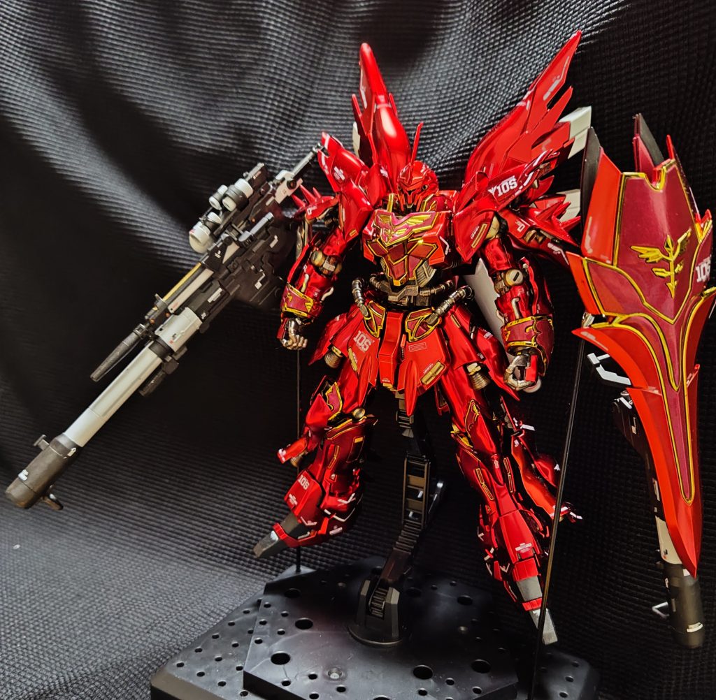 内部フレームは塗装以外に改造も入れようかと思案したんですが可動ギミックがあちこちあって、いちいち干渉するし時間も無いし面倒になって…結局、腹部に放熱板ディテールだけ足して終わりにしました😰今回初めてメタルパイプ使ってみたんですが…シナンジュにはしっくりきてる感じがするんですがどうですかね😁じゃ何にでも合うかと言えば…機体を選ぶパーツかもしれません。でも思いのほか使い良かったから今後色々試してみようと思います😄