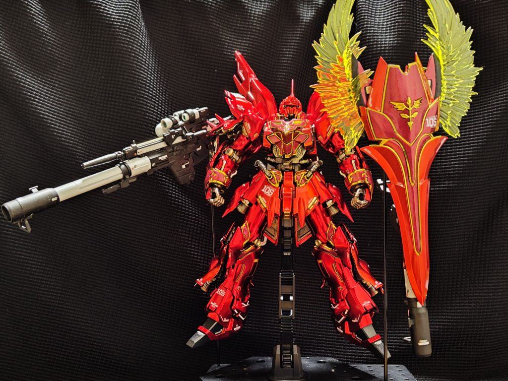 拡張武器も調達したんですがねぇ…。ビームライフルとバズーカが合体したとんでも武器で…これを片手撃ちって…😨HGのシナンジュスタインはかろじて保持出来たんですけどね…当然RGシナンジュに保持出来るはずもなく…添え物としました。同様にシールドとバズーカが合体して…ビームアックスまで着いた、これまたとんでも武器で…無論保持出来ず、添え物となりました。&nbsp;噂通りのポロリキットで、おまけにメッキ剥がれも気になって、全くポージングできませんでした😅でもスペシャルコーティングの２色の赤がとっても綺麗で、いつもは写真撮ったらバラしてジップロック入れて箱にしまっちゃうんですけど、これはしばらく飾っておこうかと思います😙