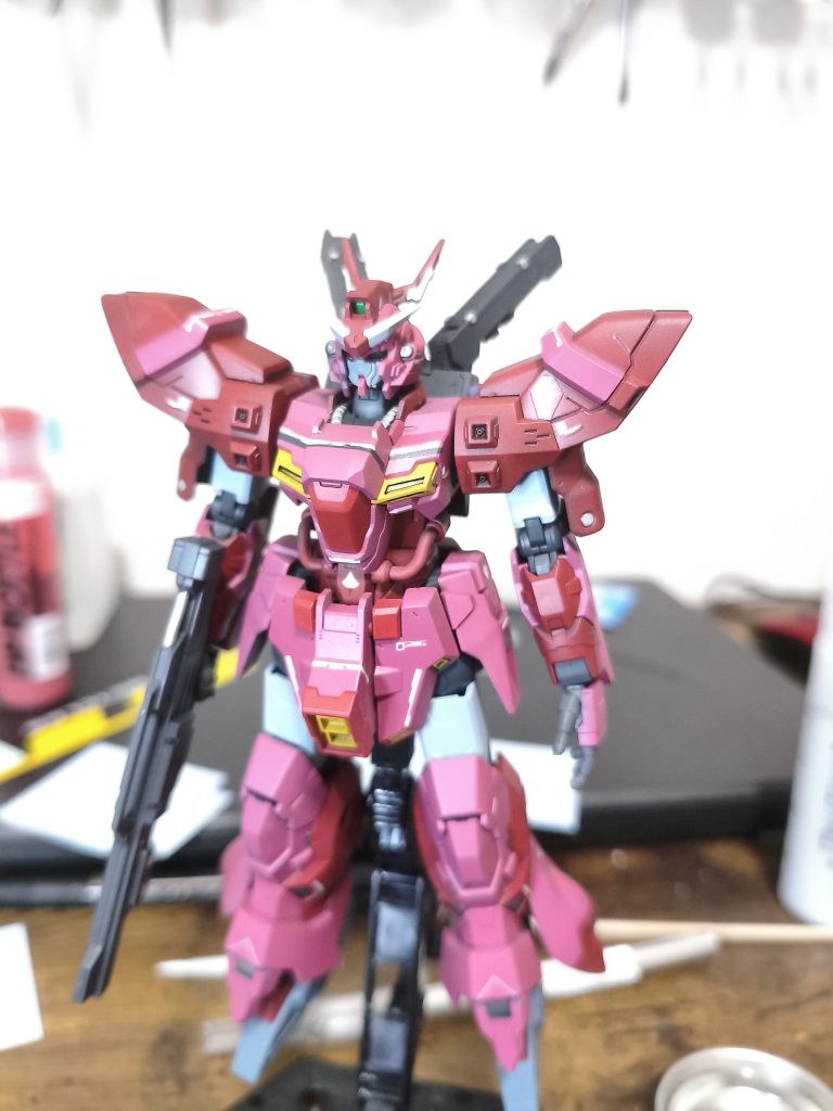 ピンクと濃い赤は前回作ったシャアザクさんから流用若干色味変えるために「東雲レッド」入れたんすけど変わらんね(´・ω・`)残念