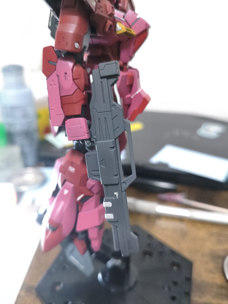 ライフルも1色じゃなく、銀マーカーとデカールで程よく…