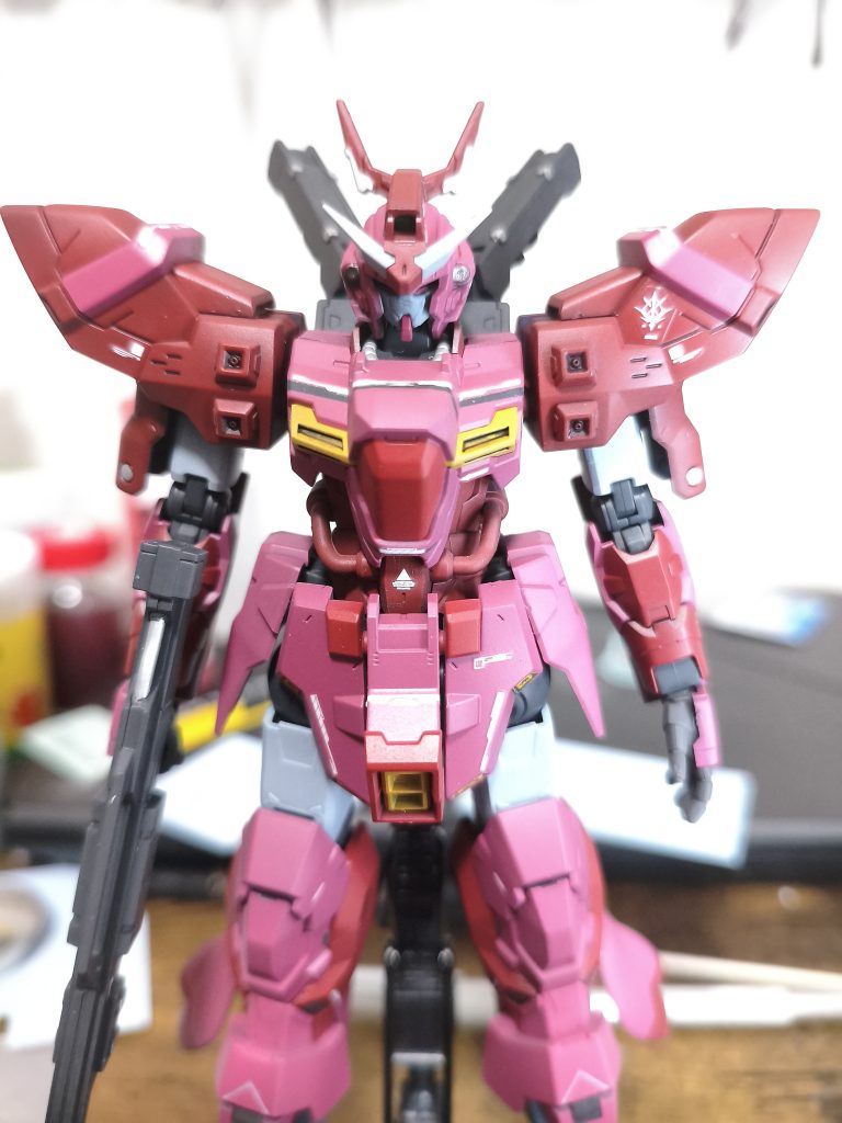 真っ赤にするんじゃなくワンポイントでブルー寄りの白で引き締めてみました。上手くいったヽ(•̀ω•́ )ゝ