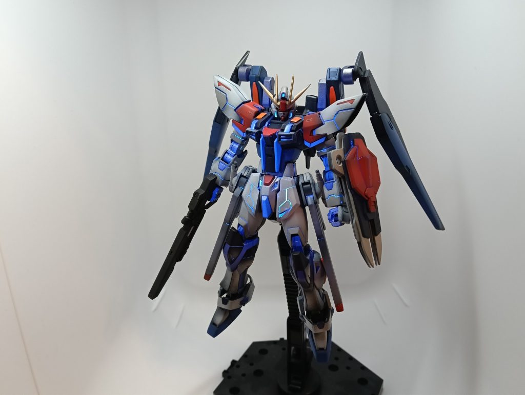 ブラックライトで関節とスジボリが発光します。