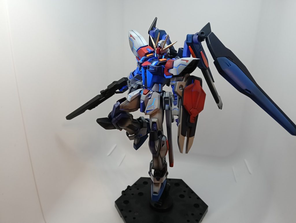 ライフルとシールドは、元機体やストライクのパーツを流用しつつプラ板等でフリーダムに寄せた形状へ変更しました。また、アンテナの留め具？部分も自作してあります