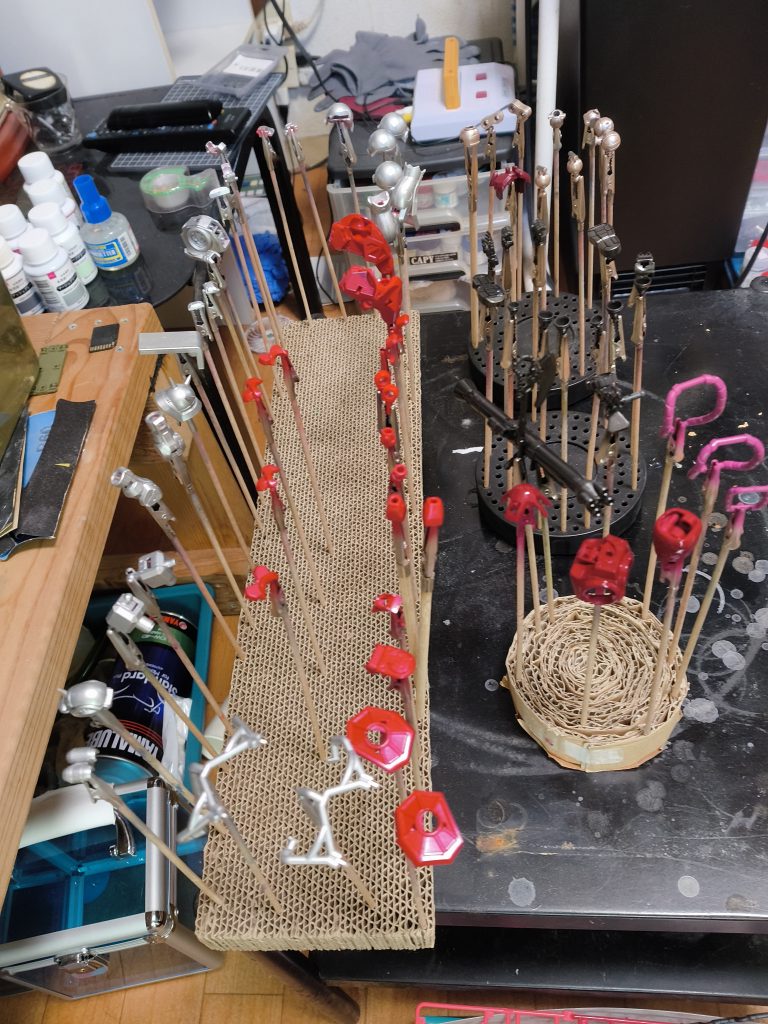 クリアレッドとメタリックレッドに分けてみたが近くでじっと見ないと違いが分かりません