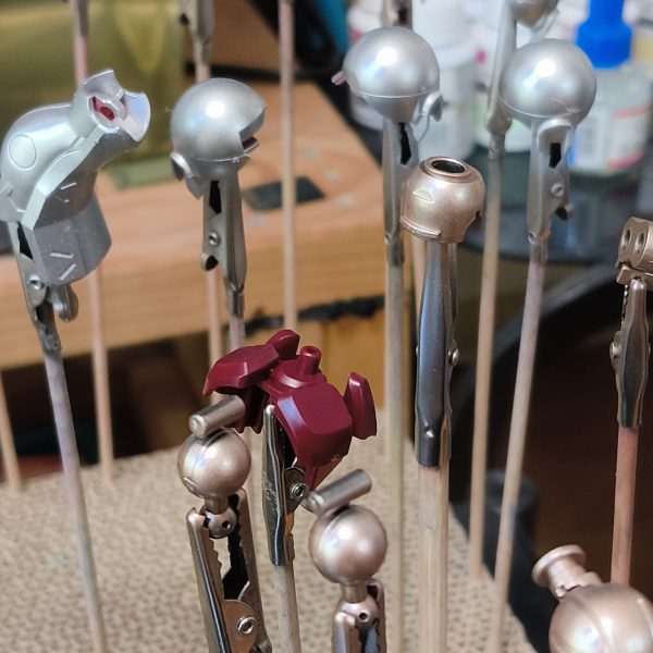 胴体胸は、ワインレッド肩などのスペース部品はメタリックレッド動力パイプは、(レッド＋ホワイト＋ブラック)関節はカッパー手足先は黒鉄色バズーカとマシンガンはブラックメタリック残りはシルバーの下地にクリアレッドを2度塗りする予定（2枚目）