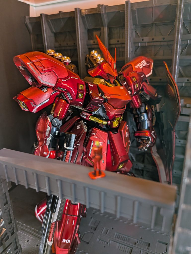 「これがサザビーか」とでも言いたげなシャア様との初対面ショットです✨市販のメカニカルベースを簡単に組んで、基地?をイメージして撮影しました。