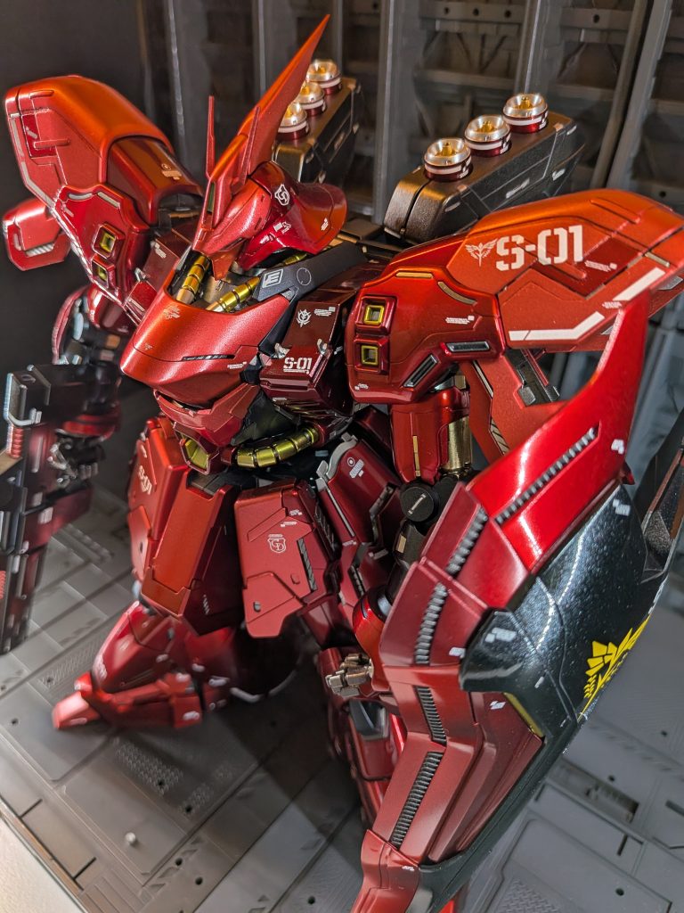 個人的にはこの角度からの写真が1番好きなんです🥰シールドの黒部品はパールを混ぜて塗装しました。