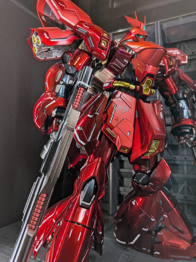 下から撮影。「サザビー、デカい!」と思わず言ってしまいそうなくらい迫力があります。