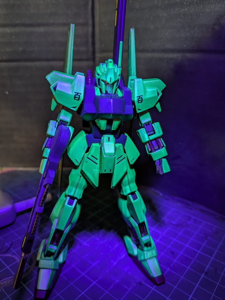 サイコフレームを溶かして塗りつけた感じに。