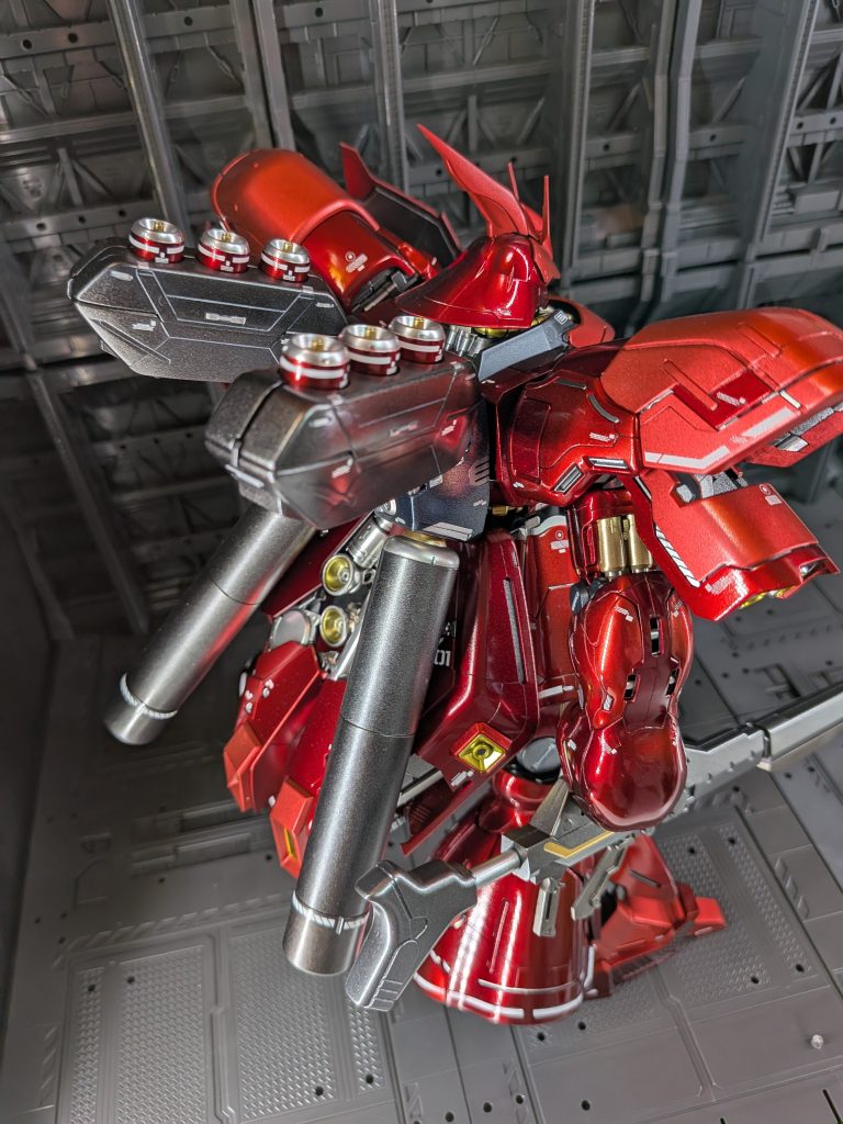 背面です。後頭部・右前腕のピカピカ感がお気に入りです✨ファンネルもシルバーとゴールドで塗り分けしましたが、部品が小さくて老眼にはかなり厳しい物でした😵