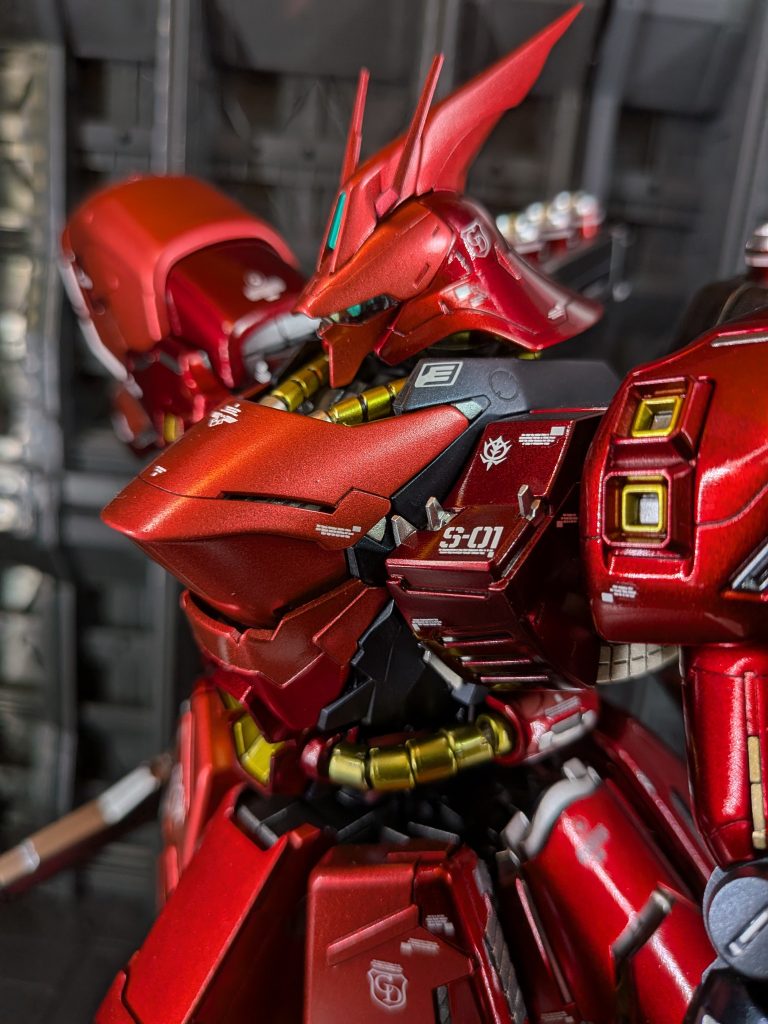 上半身アップです。やっぱりサザビーはカッコイイです!トサカ部分は少し削ってシャープにしてみました😁目玉はブラックライトで光ります✨