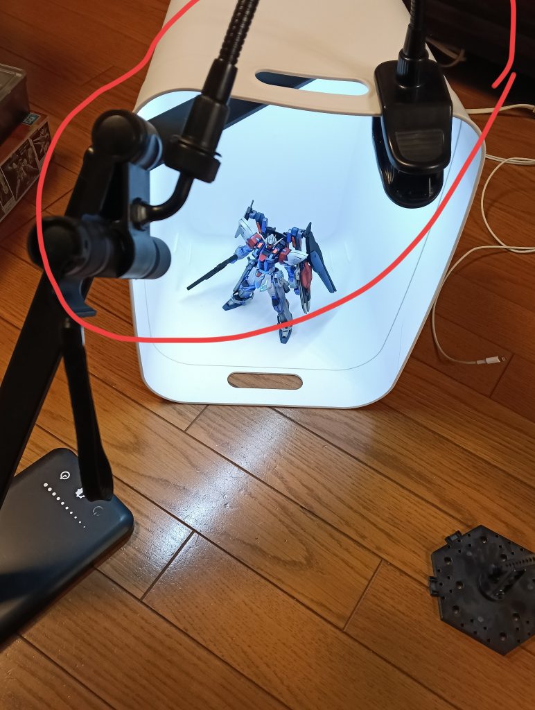 作品名：ブラックライトでガンプラを照らしながら撮影する方法<p> https://share.google/ccpAPNUDCFim8upmR このエレコムのスマホスタンドがブラックライト保持に丁度よく、机などに挟んだり、このように細い場所にもつけることが出来ます。 なので […]</p>
