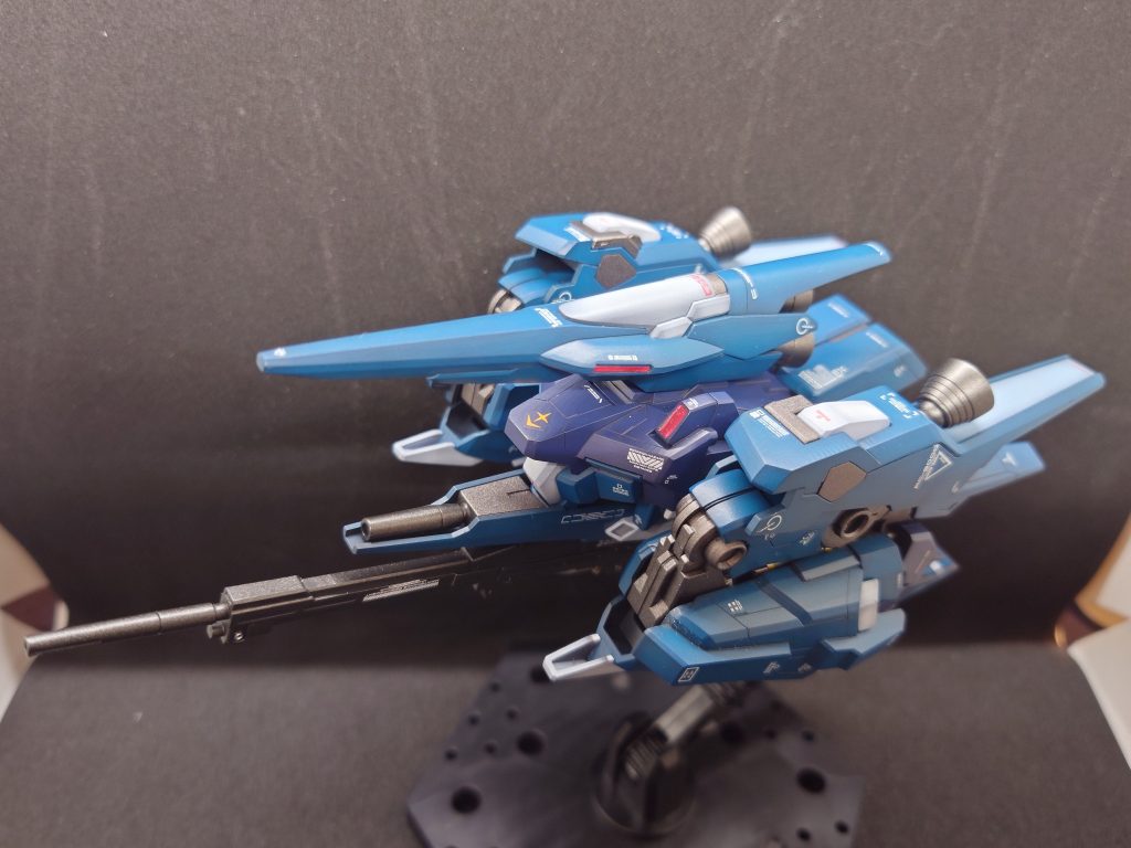 別パーツにMS形態と同じスジボリをしたかったんですが、断念しました