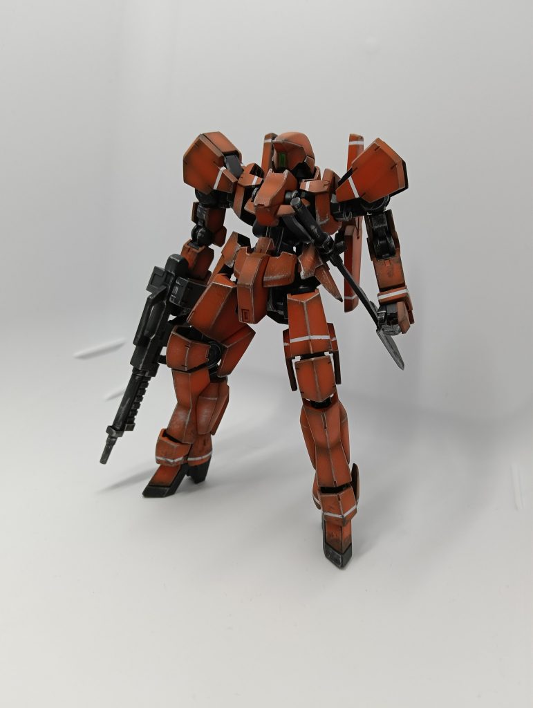 まずは正面から足の面積が狭くて立たせづらい。今回はウェザリングに初挑戦してみました...といってもドライブラシだけですが