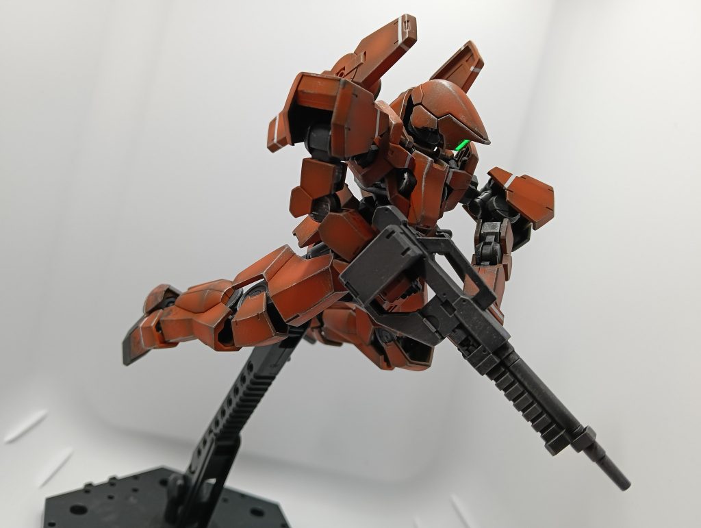 武器を構えて移動してる風に