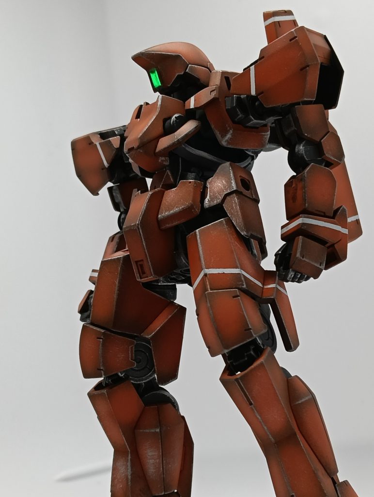 最後は向こう側のキービジュアル風でという訳でHGグレイズでした前回の全塗装10作目で頑張り過ぎたので今回は改造なし、スジボリも最低限で仕上げたんですが、いかがでしたでしょうか。適当に作った、というほどでもないんですが、前回のスタービルドストライクとは製作時間が5倍くらい違うのに、親にはこっちの方が好評で何とも複雑な気持ちなんですが...ｗまぁ前回がいろいろ詰め込み過ぎた感もあったので、分からないこともないんですけどね...上手くまとめられるようになりたいですｗそのためには工作精度、特にスジボリやプラ板等の使い方(塩梅含め)が重要なのかなと自分的には思ってるんですが、どうなんですかね？よければプラモデルをよりカッコよく仕上げるために重要だと思う事や、上達法を教えて頂けると嬉しいです。最後までお読みいただきありがとうございました。