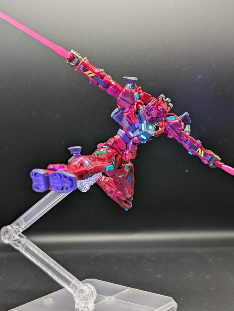 キック炸裂!クリアパーツはブラックライトで発光するものを選んで貼り付けました。