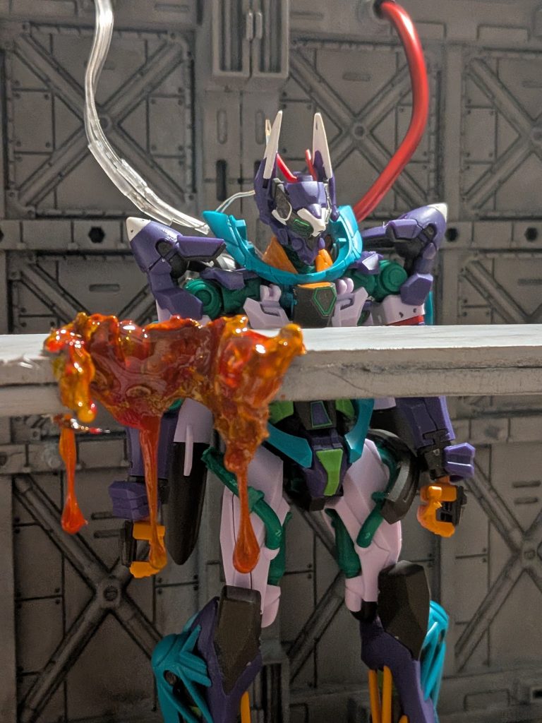 溶けた鉄の表現ははんだこてで溶かしたあとに一応キャンディ塗装の要領でやりましたが粗目立ちますね。肝心のジフレドは少しアンテナ尖らせて艶消しトップコートのみです(笑)あとこれは本当に申し訳ないんですがニャアンとエグザベくんは用意できませんでした、そこが大事なのに…!と思う方多いと思いますが許してください…