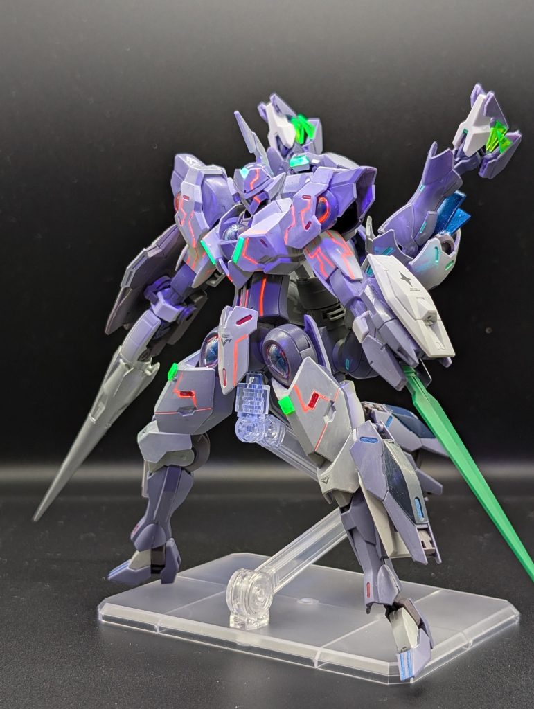 水性ホビーカラーの蛍光レッドでスミ入れ、グリーンのクリアパーツはサーベルのランナータグを切り出して接着しました。両方ともブラックライトで発光します。