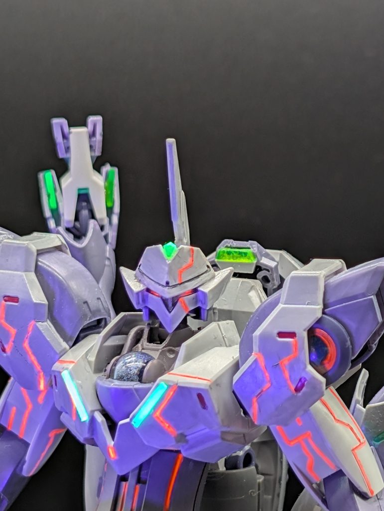 ヘッドパーツはミカエリスのパーツを切り離し上下逆に接着、ガンダムタイプのツインアイに塗装しました。