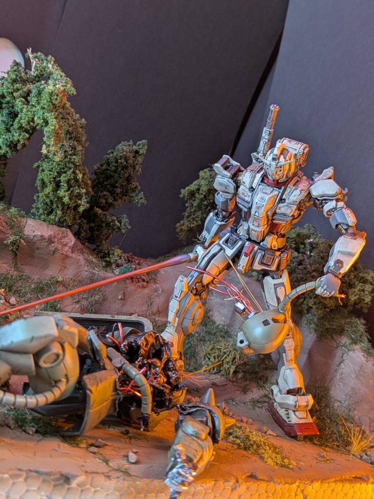 ザクの頭部を引きちぎった直後です。破壊されたザクは旧キットなのでグー手しかなく、指を1本ずつカットし、パテ等を使用して平手っぽくしてみました😅