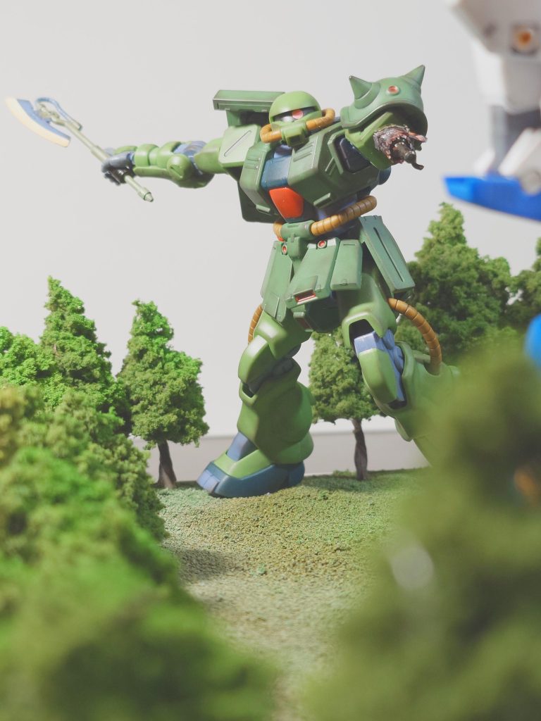 ジオラマから外して飾れるように、ダメージパーツを差し替えで自作ザクの左腕、アレックスのブレードアンテナ、右腕ガトリングとマニュピレーターのとこですね