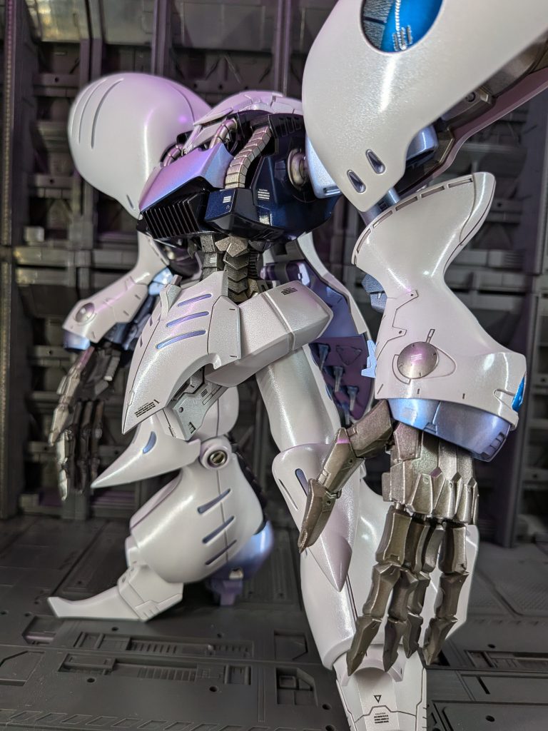 下から煽りでパシャリ✨デカールはあまり貼らず、シンプルにしています。大きな手も凶暴そうで、気に入ってます😊ガンスタを知人から教えて貰い、撮影や初投稿の緊張等色々ありましたが、作品を見て評価して下さった方々のおかげで、とても楽しくガンプラ制作させて頂いています。来年もガンプラ制作頑張っていきますので、また見てやって下さい😊皆様、良いお年をお迎え下さい😊