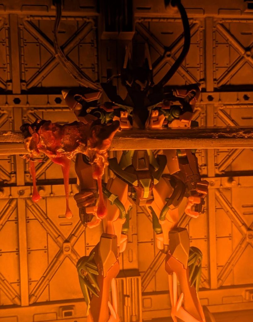 部屋を暗くして下からオレンジのライト当ててます。アニメのライブでよく使うUOと呼ばれるかなり明るいオレンジのペンライトです(笑)