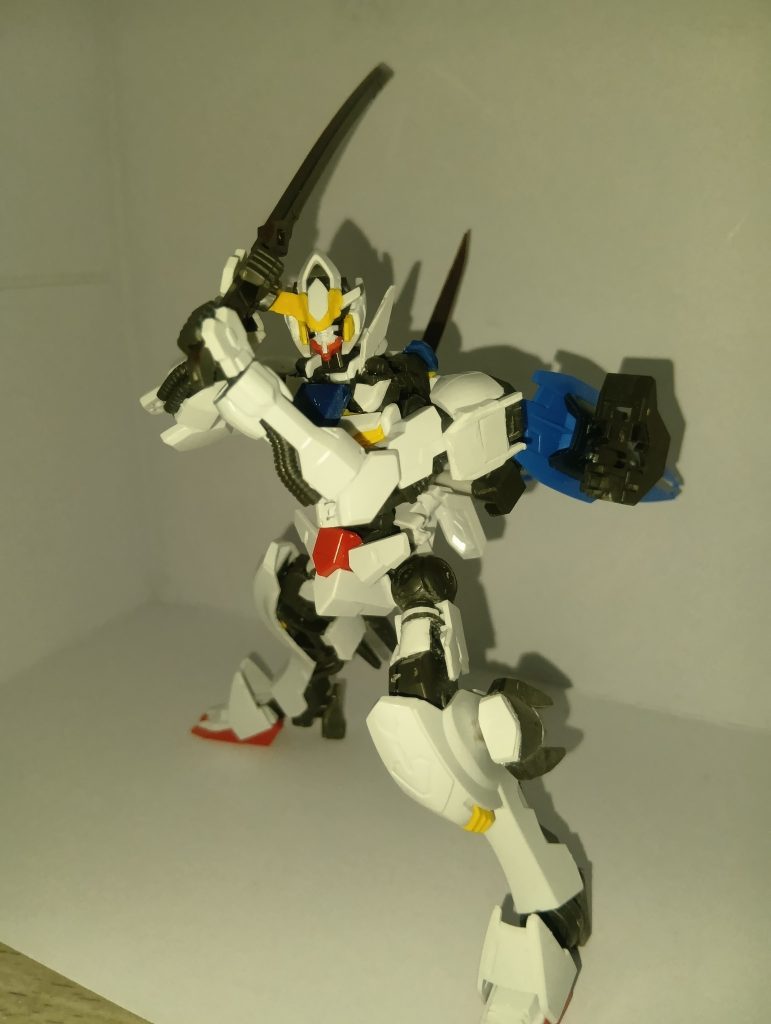 太刀を構えているポーズをとらせてみました。改造したところはガンダムフレームのたりない部分の作成、角の改造、腰ブースターの改造、ふくらはぎの横にあるスラスターを再現です。