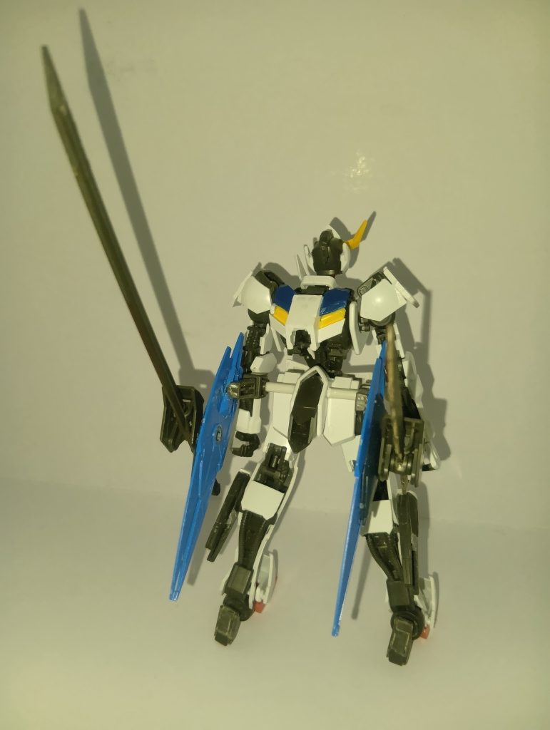 後ろ姿です太刀を格納する部分の作成、スラスターの接続部分は自作です。背中のガンダムフレームを隠す装甲も作りました。