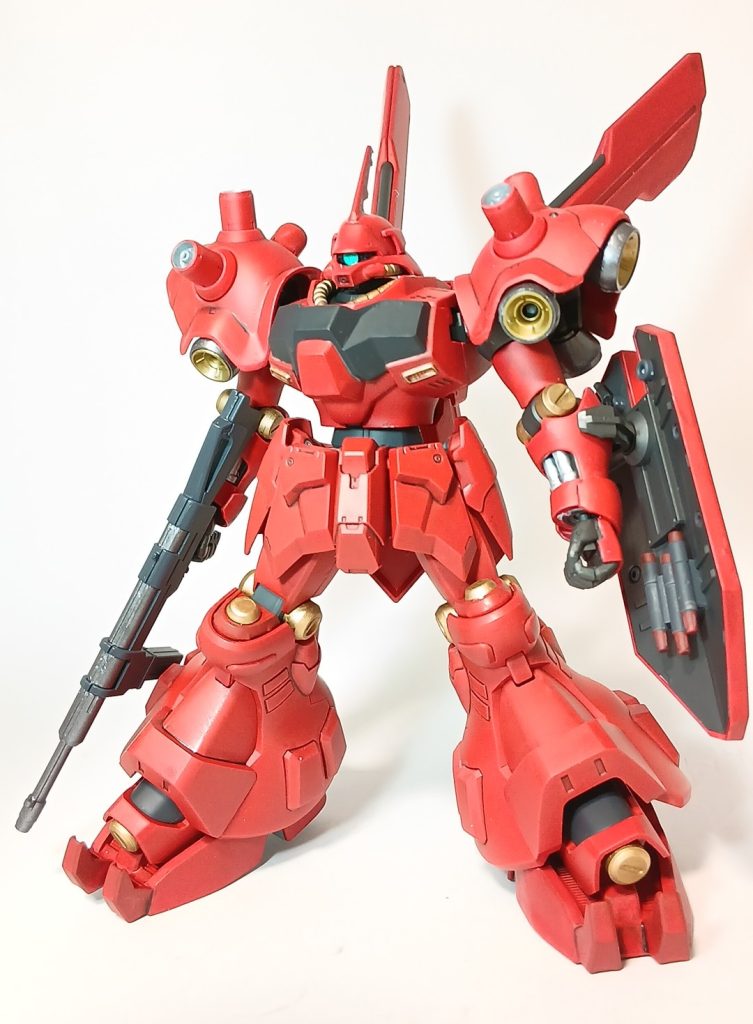 機体のシルエットも似ているサザビーを意識して紅く塗りました。サザビーを破壊されたシャアがまだ生き残ってアムロと戦うならこんな急繕いな機体もあったかも？