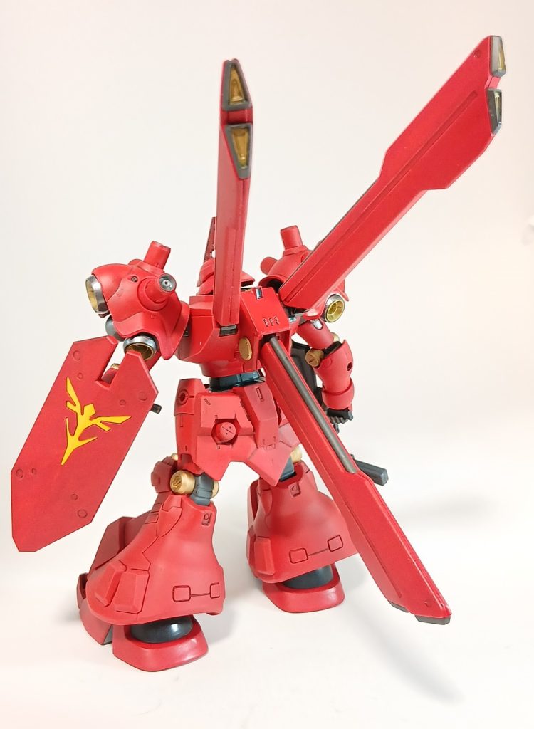 高機動型のバックパックが特徴的な後ろ姿撮影後に気付きましたが、下のスラスターの取り付けが上下逆さまですまあこれはこれで