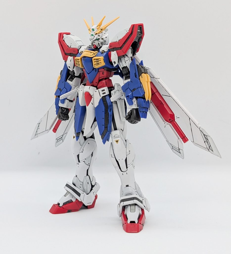 まずは素立ちおお…、素晴らしいプロポーション！さすがRG！😁グレーのパーツをオフホワイトに置き換え、お腹のジョイントも部分的に赤くしてあります。この陣羽織を彷彿とさせるようなデザインがカッコいいですよねぇ✨