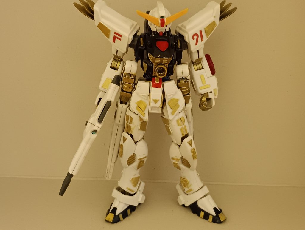 背中にあったヴェスバーは腰に移動させました。あと腹部にビーム砲を埋め込みました。左足のプラ板の金がはげちゃってますね