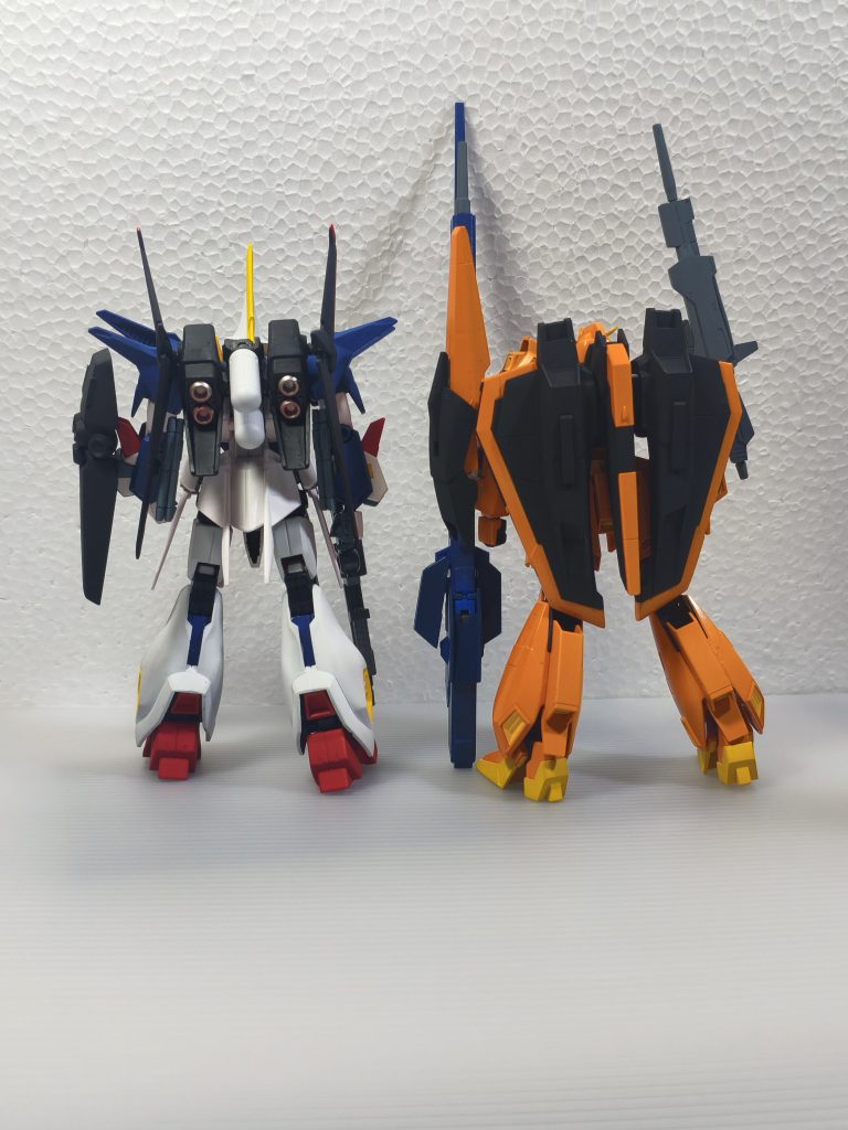 飛行機形体に変身できるけどー それしちゃうと元に戻れません! 色が剥がれちゃいます! ぜーたばうは白サフで塗ってからタミヤのオレンジのみ、明るすぎたねばうのシール貼れば完成😁 ばうぜーたはオレンジのまま白塗ったのでオレンジが透けてくるよ