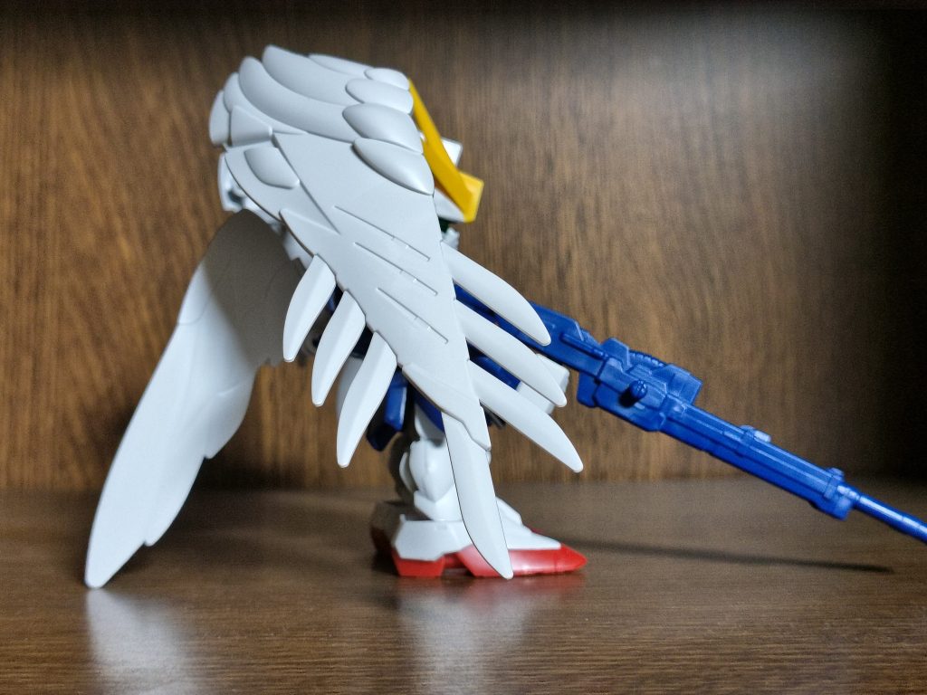 右側。見ての通り、後ろのウイングで支えてる状態です。