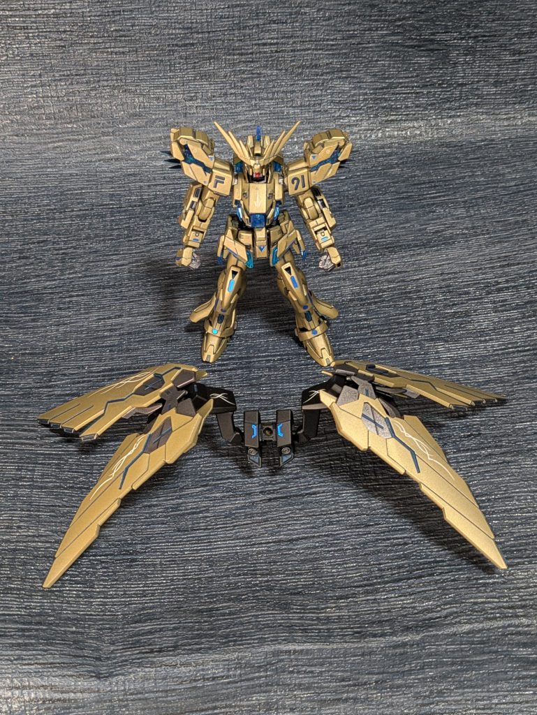 フルクロスのパーツを翼に見立ててダブルオーのバックパックと組み合わせました。