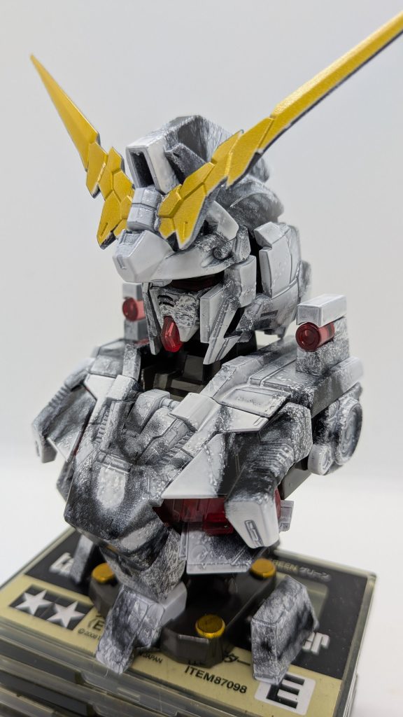 まぁこれはこれで良しとします。近づくとヤバいですが、ガンプラは遠巻きに眺めて見るものだと割り切って考えればいいのです✨️