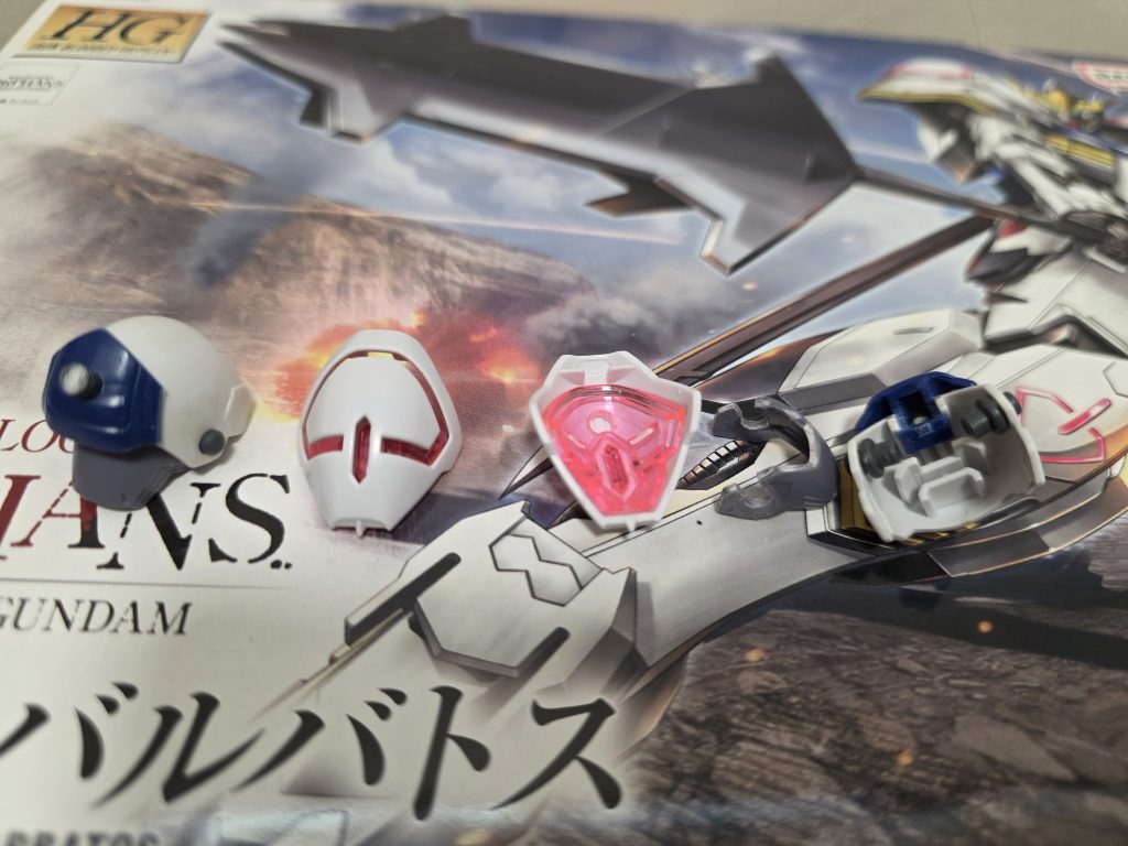 ルプスレクスの肩を軸にMG、HGのバルバトスの肩パーツを加工して取り付けています。 