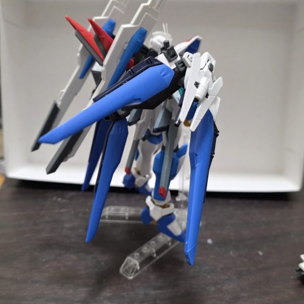 ストフリの改造、現在はバックパックの製作をしています。メインとなる大型スラスターの片方の大まかな改造が終わりました。スラスターはドラグーン機能を持った複合武器になっておりスラスター形態、大型ドラグーン形態、ドラグーン(分離)形態と分けることができます。また、ビームサーベルも展開できるので近接戦も可能です。（2枚目）