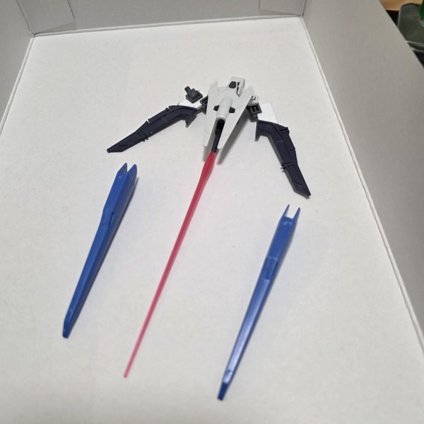 ストフリの改造、現在はバックパックの製作をしています。メインとなる大型スラスターの片方の大まかな改造が終わりました。スラスターはドラグーン機能を持った複合武器になっておりスラスター形態、大型ドラグーン形態、ドラグーン(分離)形態と分けることができます。また、ビームサーベルも展開できるので近接戦も可能です。（6枚目）